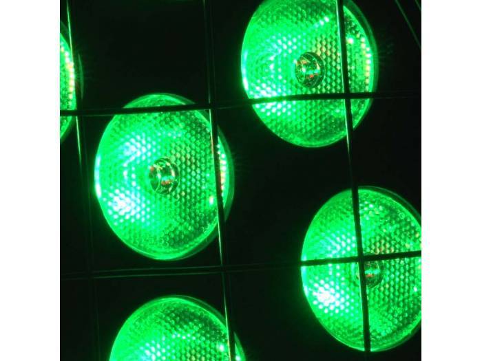 Cameo STUDIO PAR 64 RGBA Q 8W - Foco PAR LED de cuatro colores RGBA 18 x 8 W con Carcasa negra