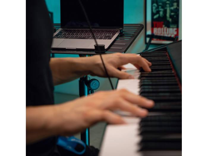 Gravity SP 5111 B - Soporte corto para altavoz, 35 mm diámetro, aluminio negro