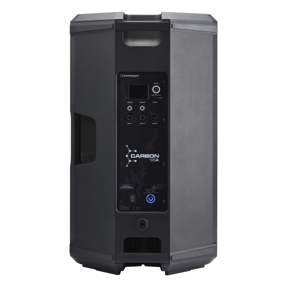 Trasera: Panel de conexiones y amplificador DSP del altavoz Carbon 15A con Bluetooth.