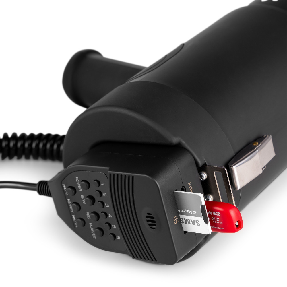 Montaje del microfono conectado en la parte trasera,