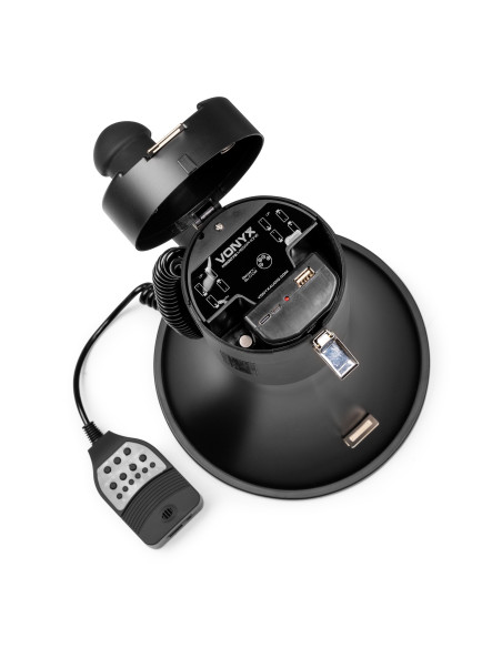 Primer plano del micrófono de mano del megáfono con botón de hablar y control de volumen.