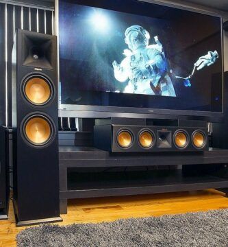 Por qué se produce ruido en los altavoces al encender el amplificador